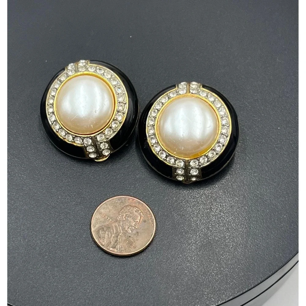 Kenneth Lane KJL Vinatge Pearl Rhinestone Black Enamel Gold Tone Clip on Earring - Picture 11 of 11